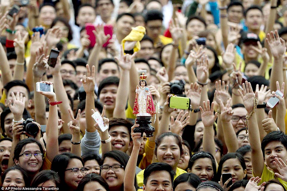 »Infant of Prague« is held up by a devotee as the crowd waits for Pope Francis to arrive at Santo Tomas University, 2015, photo: dailymail.co.uk