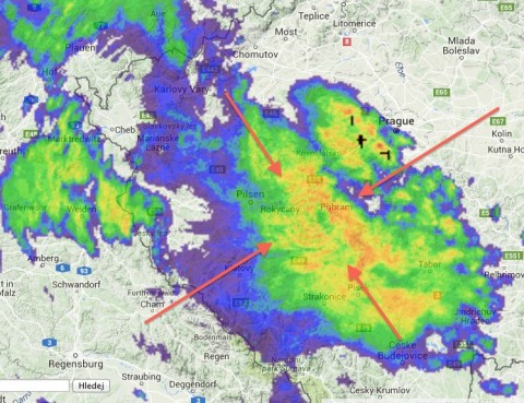 2016-05-23 at 22.33.34: Meteo-radar zobrazuje místa, na kterých se vyskytují srážky... hádejte, co je uprostřed kruhů ;-)