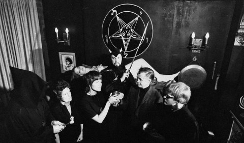 Anton Szandor LaVey — veřejně se nám satanismus záměrně prezentuje jako neškodná šaškárna a potrhlá zábava — ve skutečnosti je to ale poněkud jinak...