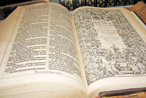 Bible krále Jakuba: Překlad Nového zákona je pořízen z verze řeckého Textus Receptus z roku 1550, který vydal Robert Estienne, některá čtení pocházejí z byzantské verze či Vulgáty... Jsou zařazeny i deuterokanonické knihy (Apocrypha), které byly později vyřazeny. Překlad krále Jakuba byl mnohokrát znovu vydáván, často s textovými úpravami (např. Blayneyho vydání z roku 1769 se od prvního vydání liší asi ve 100 000 místech).