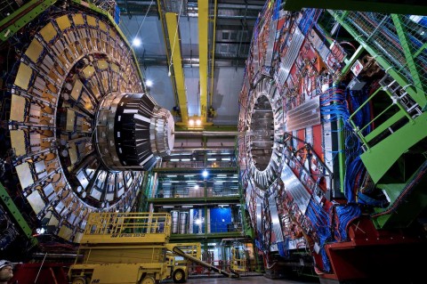 CERN, Large Hadron Collider (LHC) urychlovač. Záběr na tzv. “smasher” a systém detektorů částic ve "věncích" okolo.