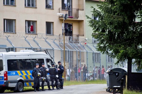 ZZC Bělá–Jezová. Zařízení pro zajištění cizinců (v zahraničí i u nás někdy nazývaná „detence“ nebo „záchyt“) slouží primárně k zajištění cizinců, kterým bylo vydáno pracovníky cizinecké policie rozhodnutí o správním vyhoštění a o zajištění. Klientelu tvoří osoby, které se pobytem na území ČR dostaly do rozporu se zákony ČR. Akcent je kladen zejména na kroky spojené se ztotožněním klienta (ten je často bez platných dokladů). Zajištěny mohou být jen osoby ve věku nad 15 let. ... Klienti mají s výjimkou nočního klidu relativně volný pohyb, mohou využívat sportoviště nebo kulturní místnost (TV, knihovna, společenské hry). Zdroj: suz.cz