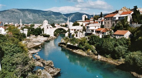 Mostar je město v Bosně a Hercegovině, v kantonu Hercegovina–Neretva v muslimsko-chorvatské části země. Jeho název je původem podle světoznámého Starého mostu, který město symbolizuje. Po skončení konfliktu z města odešla většina srbského obyvatelstva. Modernější a evropští část (tzv. Západní Mostar) má chorvatskou většinu, historická část města zůstala obývána především muslimy-bosňáky.