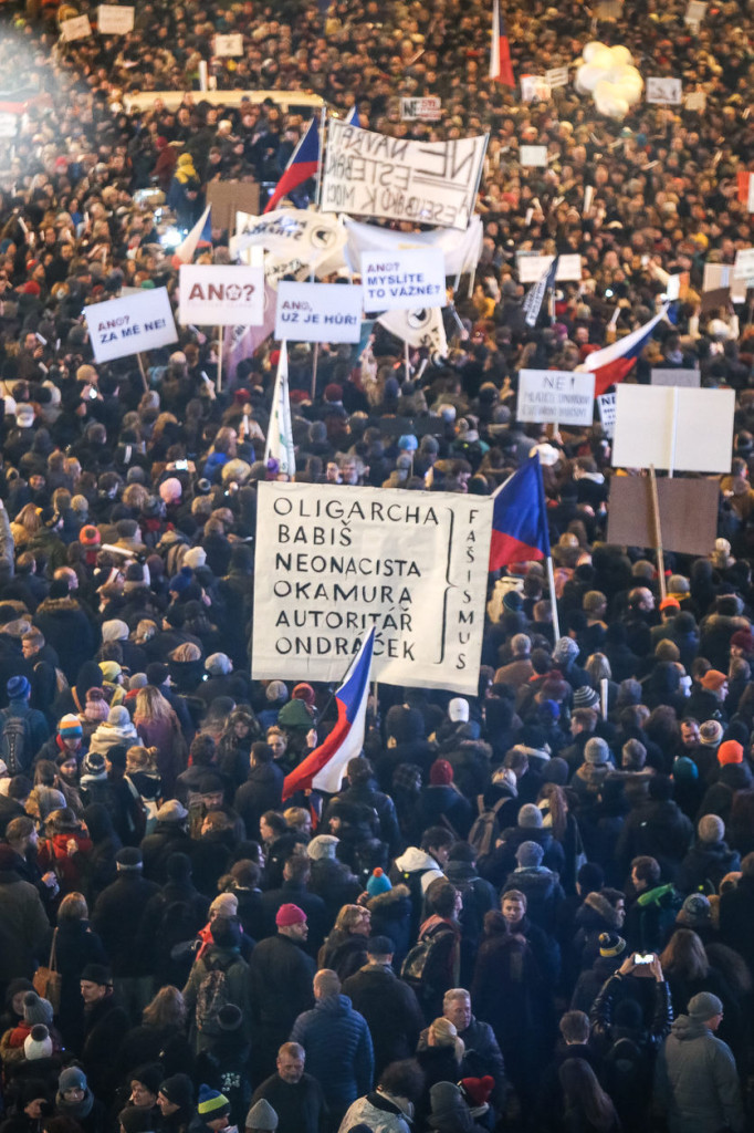 Demonstrace proti Ondráčkovi, Babišovi, Zemanovi a Okamurovi. Praha, březen 2018. Někdo je tu padlý na hlavu... tohle je velmi symbolické — naučené fráze nalité do hlav oveček, které nejsou schopny otevřít a přečíst ani Wikipedii ani program SPD. Jediná věc, která je na centrálním transparentu z obrázku pravdivá, je heslo o oligarchovi.