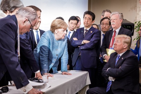 Summit G7, 9. 6. 2018: Výmluvná řeč těla — Prezident Donald Trump je pravděpodobně v defenzivě, ale přesto klidný a SILNÝ, na rozdíl od globalistických rotschildových poskoků z EU...