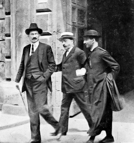 Alcide de Gasperi, Stefano Cavazzoni e don Luigi Sturzo all'uscita della sede del Partito Popolare Italiano, 1921