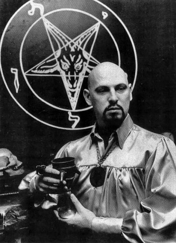 Anton Szandor LaVey je jeden z těch co satanismus berou vážně. Symbol obráceného pentagramu je spojen s bůžkem Baphometem, proto je v symbolu nakreslena ona slavná kozlí hlava s rohy.