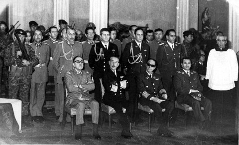 Augusto Pinochet en el Te Deum, Catedral de Santiago, 1973 | Los miembros del nuevo gobierno militar de Chile, sentados en la iglesia de Santiago para una solemne misa de Te Deum, EL 19 de septiembre de 1973 tras el derrocamiento del gobierno del presidente Salvador Allende. El general Augusto Pinochet se ve sentado a la izquierda. 