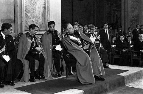 Augusto Pinochet en el Te Deum, Catedral de Santiago, 1986 | Te Deum je katolická mše nejvyšší vážnosti i významu a značí absolutní podporu ze strany cézaro-papežského systému