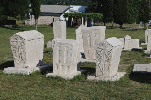 Bogomilská nekropole Radimlja, Srbsko. Symboly kotvy jsou jednoznačně spojeny s prvotními křesťany...