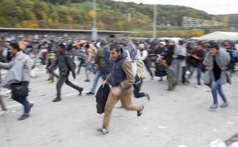 Polizei kapituliert: Flüchtlinge brechen am 23. Oktober 2015 aus der Sammelunterkunft in Spielfeld aus, um an die österreichisch-deutsche Grenze zu gelangen. (Foto: dpa) Eine Ende der chaotischen Zustände ist nicht absehbar. Slowenien kapituliert ebenfalls vor den Andrang der Flüchtlinge. Das Land hat einen Hilferuf nach Brüssel geschickt. Täglich kommen momentan mehr als 10.000 Flüchtlinge in das Land, das selbst nur über knapp 5.000 Polizisten verfügt.