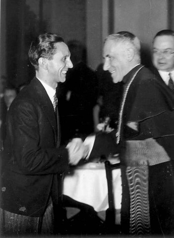 Der Nazipropaganda-Minister Goebbels begruesst Nuntius Orsenigo im Propaganda-Ministerium.