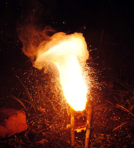 Podobnost tohoto hoření s hořením v objektu WTC...  Exothermic thermite reaction using iron(III) oxide. The sparks flying outwards are globules of molten iron trailing smoke in their wake