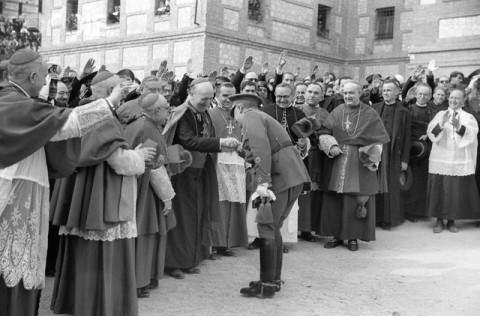 Franco greets the attending prelates, among them the nuncio Cicognani and the bishop of Madrid-Alcala, Eijo Garay, 1944