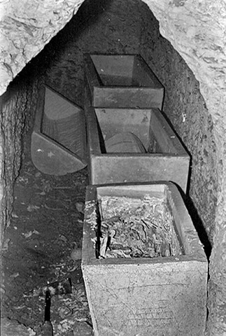 1981 photo of Jonah Ossuary inside Talpiot Tomb.