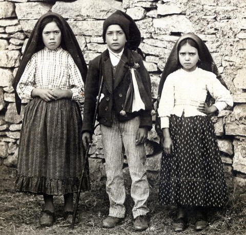 Lúcia dos Santos (left) with fellow visionaries Jacinta and Francisco Marto 2