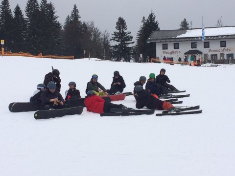 Arabští migranti na lyžích a snowboardech na sjezdovce na Arberu. Čekají na instruktora?