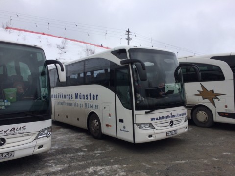 Autobus Luftwaffe zaparkovaný před zimním resortem na Arberu.