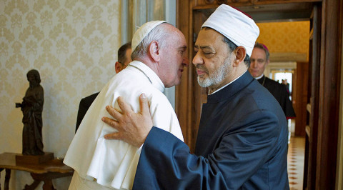 Pope Francis greets Sheikh Ahmed Mohamed el-Tayeb (R), Egyptian Imam of al-Azhar Mosque at the Vatican, May 23, 2016. Photo: Osservatore Romano