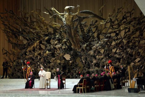 Paul VI Hall 2014 in Vatican. To má jako být vzkříšení Ježíše... ve skutečnosti je možné vidět maskovaného draka resp. ještěra