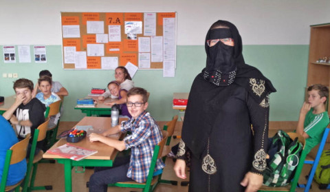 trutnov-vyuka-islamu-deti-ve-skole-uci-modlit-se-k-allahovi5