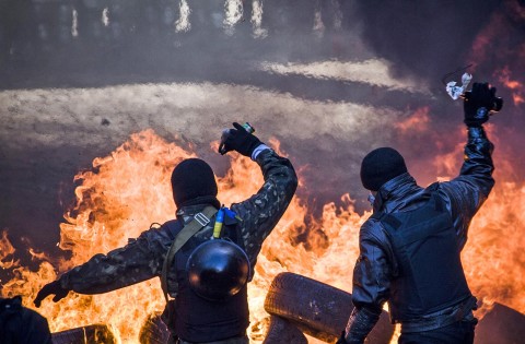 Anti-government demonstrators clash with riot police in central Kiev on February 18, 2014. AFP PHOTO / SANDRO MADDALENA