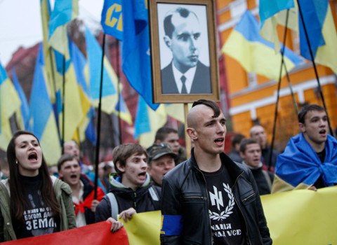 bandera-ukraine-4-Ihor_Miroshnychenko-Wolfsangel-rune