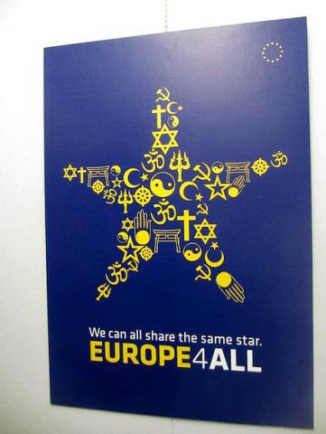 Propagace EU na plakátu z r. 2012 obsahuje symboly náboženství včetně toho komunistického. Není to nic divného. Všechny tyto systémy byly překrouceny na nástroje ovládání lidstva a my už víme, že EU je jen další takový nástroj...