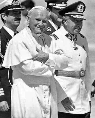 Pope John Paul II with Augusto Pinochet; Santiago de Chile, 1987 | Staří dobří kámoši s drakoniánskou katolickou církví, přesně stejně jako další katolický fašista Franco