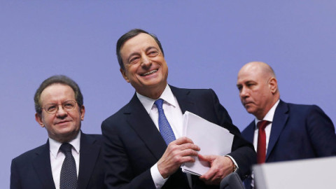 Prezident ECB Mario Draghi oznamuje podvod jménem QE. Samozřejmě, je to prča dělat z lidí voly :-)