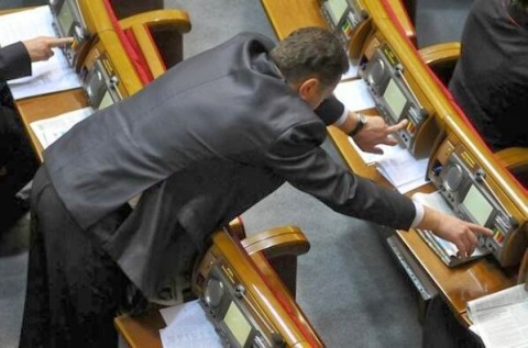 Soudruh fašista Oleh Tjahnibok (strana s pokryteckým názvem Svoboda) "demokraticky" hlasuje při Ukrajinském převratu ;-)