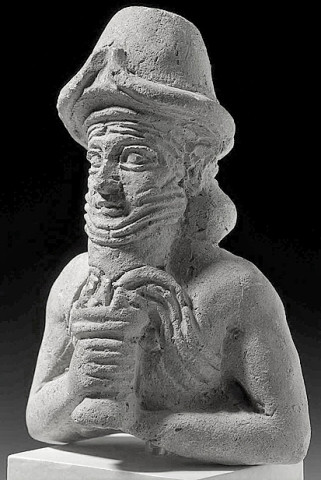 Dvanáctá planeta, obr. 60: God with horn cap holding an aryballos, 18th-17th century BC, Babylon